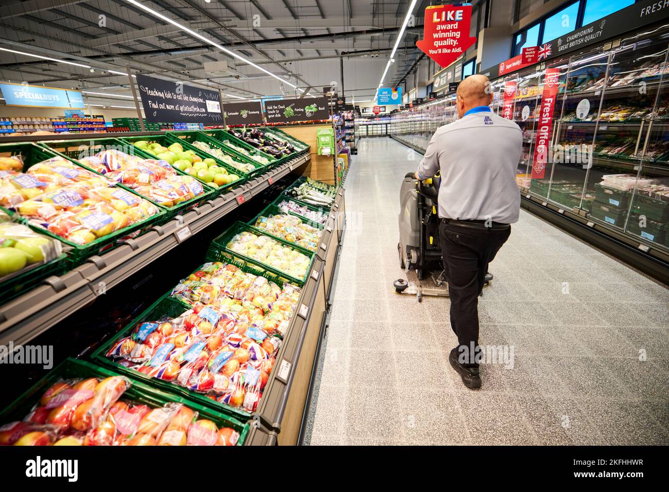 ALDI Macclesfield dans Cheshire nettoyage du sol avant ouverture Banque D'Images