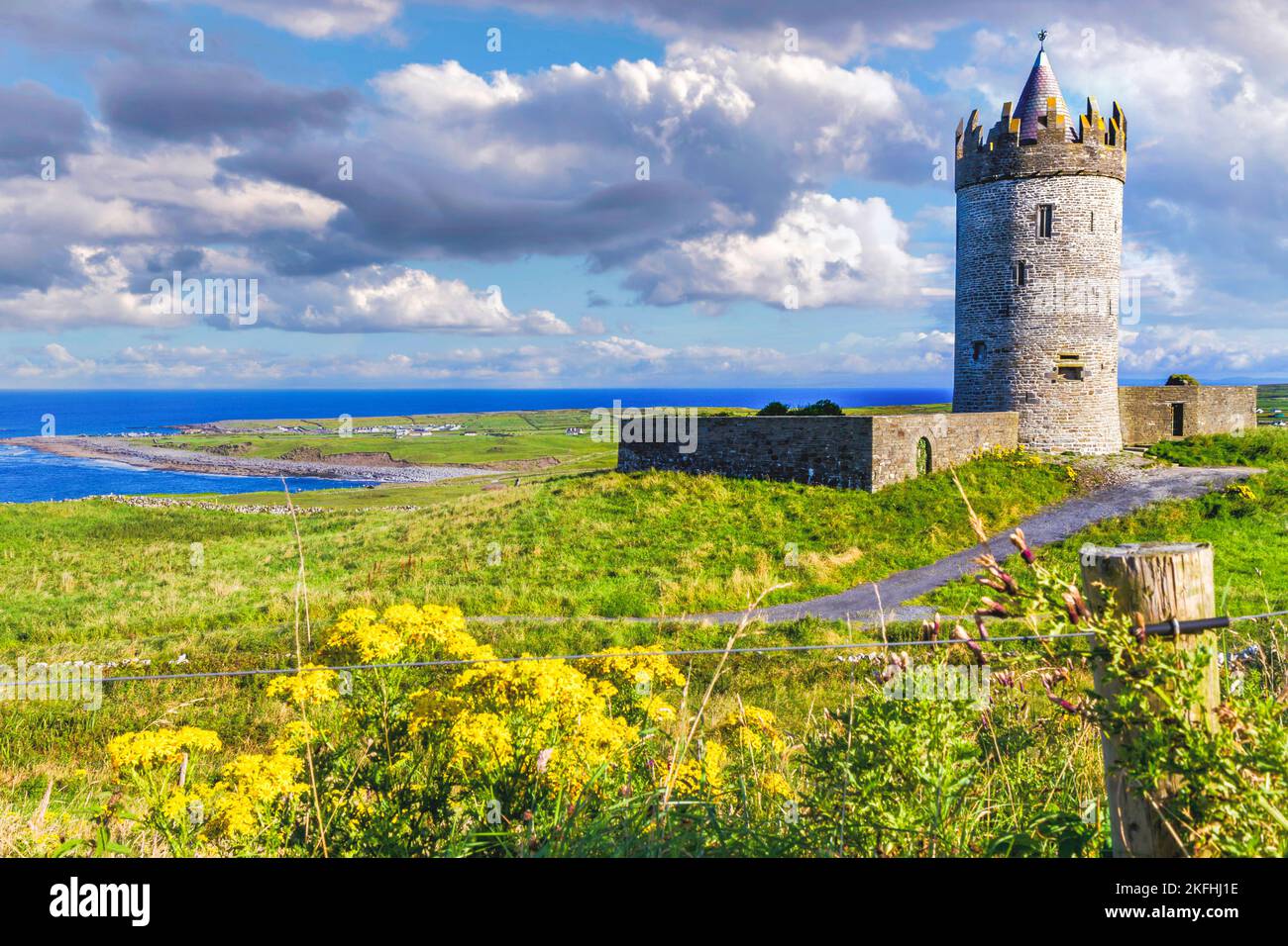 Le château de Doonagore au coucher du soleil, dans le comté de Clare, Irlande Banque D'Images