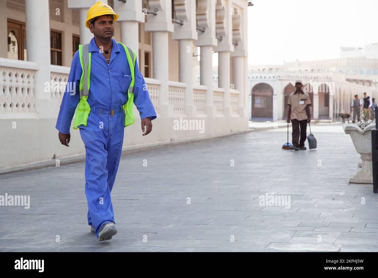 Doha, Qatar, 18 décembre, 2019 : travailleurs étrangers de la construction dans les rues de Doha. Banque D'Images Doha, Qatar, 18 décembre, 2019 : travailleurs étrangers de la construction dans les rues de Doha. Banque D'Images