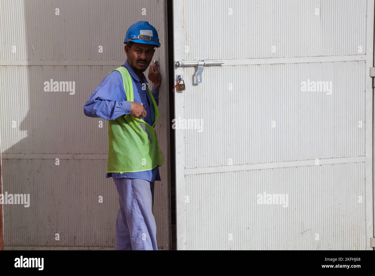 Doha, Qatar, 18 décembre, 2019 : travailleurs étrangers de la construction dans les rues de Doha. Banque D'Images Doha, Qatar, 18 décembre, 2019 : travailleurs étrangers de la construction dans les rues de Doha. Banque D'Images