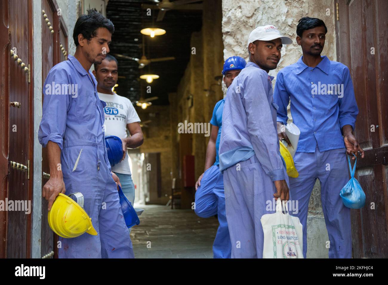 Doha, Qatar, 18 décembre, 2019 : travailleurs étrangers de la construction dans les rues de Doha. Banque D'Images Doha, Qatar, 18 décembre, 2019 : travailleurs étrangers de la construction dans les rues de Doha. Banque D'Images