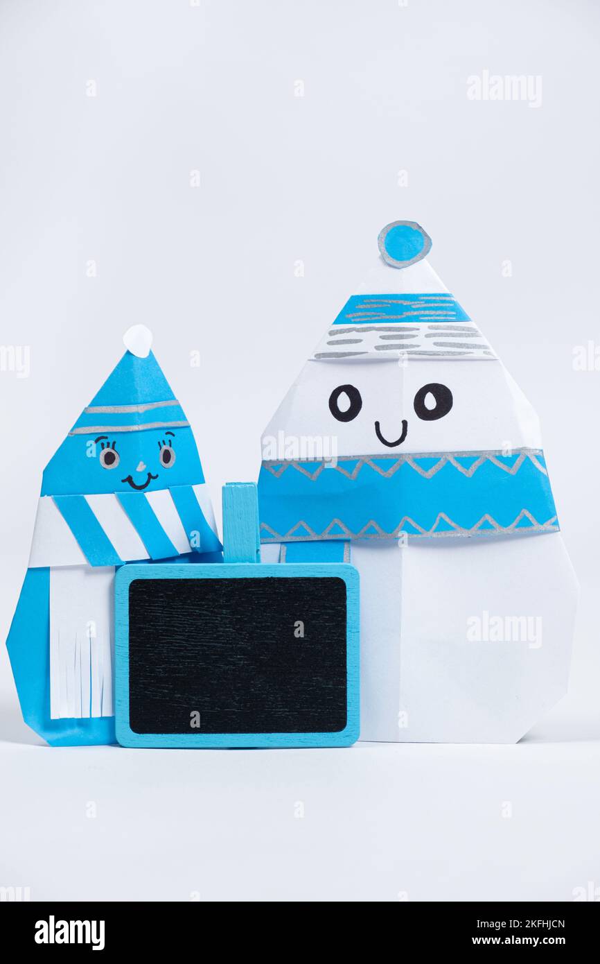 Deux bonhommes de neige en papier origami, lieu pour le texte. Artisanat pour Noël et le nouvel an. Banque D'Images