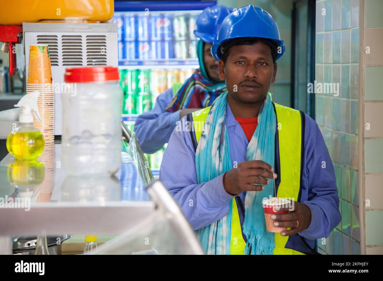 Doha, Qatar, 18 décembre, 2019 : travailleurs étrangers de la construction dans les rues de Doha. Banque D'Images