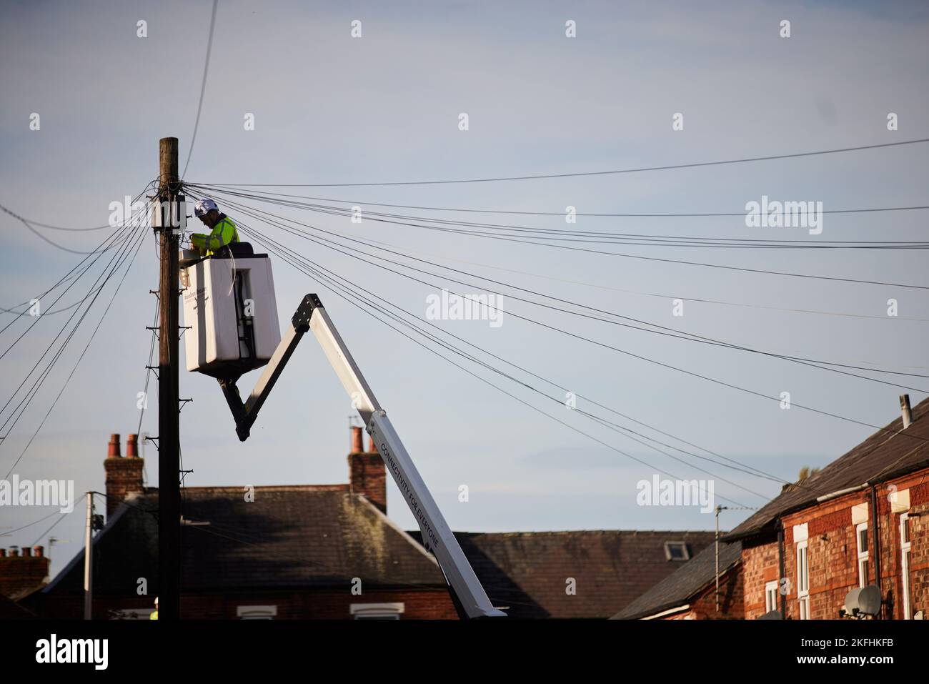 BT openreach ingénieur travaillant sur les fils téléphoniques d'un préparateur de cerisier Banque D'Images