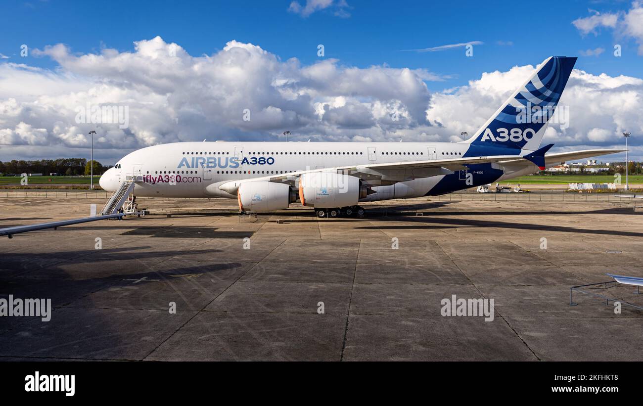 Airbus A380 exposé au Musée français de l'Air et de l'espace situé à l'extrémité sud-est de l'aéroport Paris-le Bourget. Banque D'Images