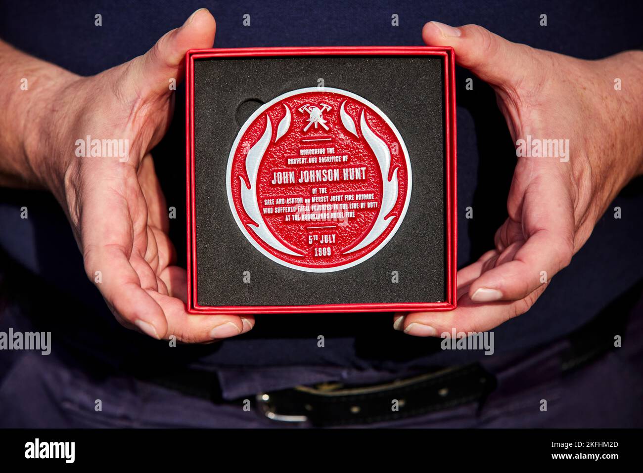 Plaque rouge à la mémoire de John Johnson Hunt qui a perdu la vie en service en 1909 à sale GTR Manchester Banque D'Images