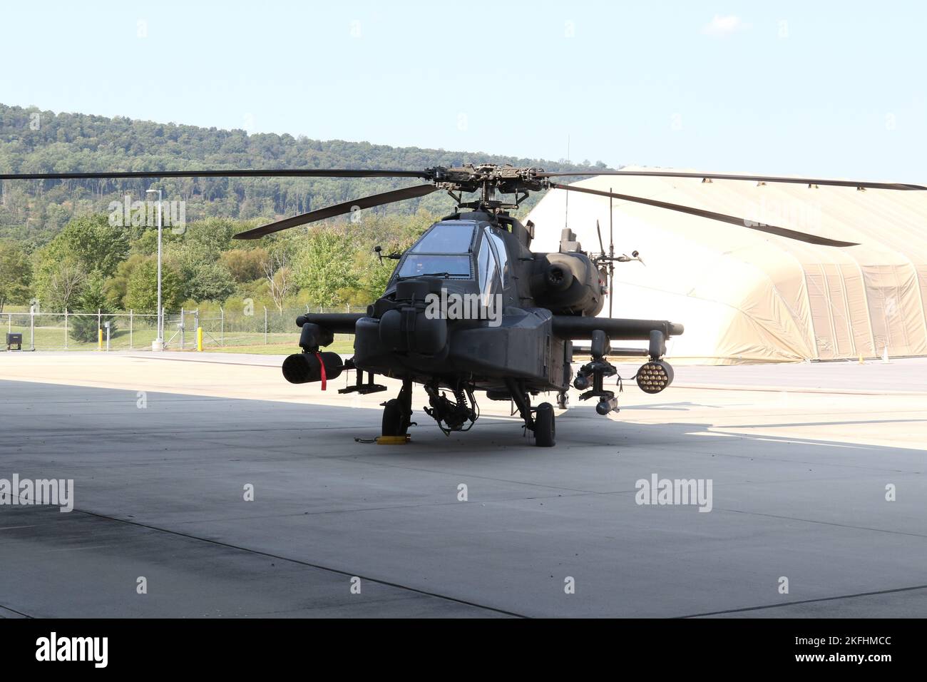 Un hélicoptère Apache AH-64, affecté au bataillon de reconnaissance d’attaque 1-130th de la Garde nationale de Caroline du Nord, stationné sur l’aérodrome de l’Armée de Muir. Banque D'Images