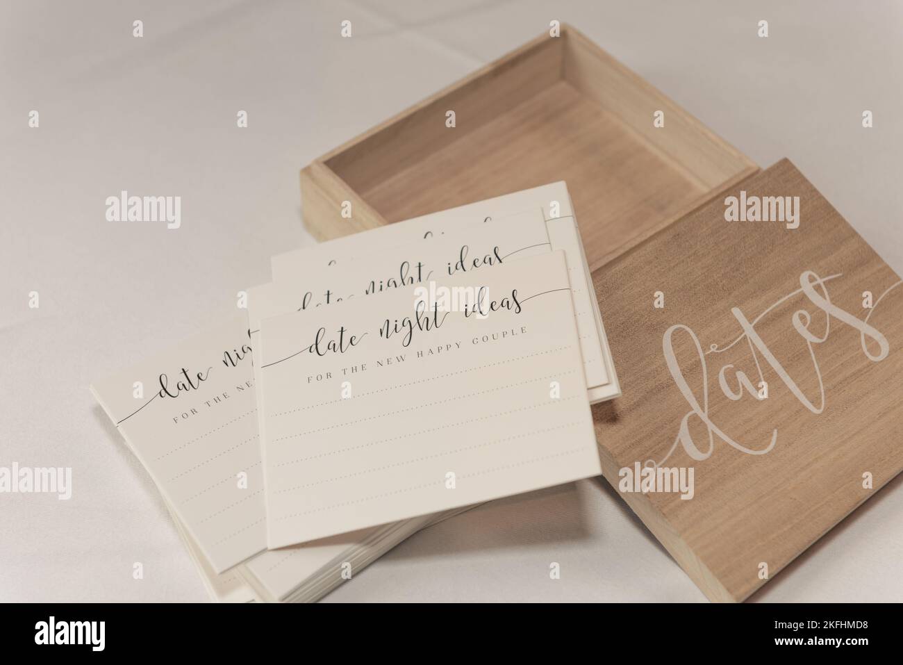 Cartes d'idée de nuit de date sur une table. Boîte en bois dans laquelle  ranger les cartes Photo Stock - Alamy