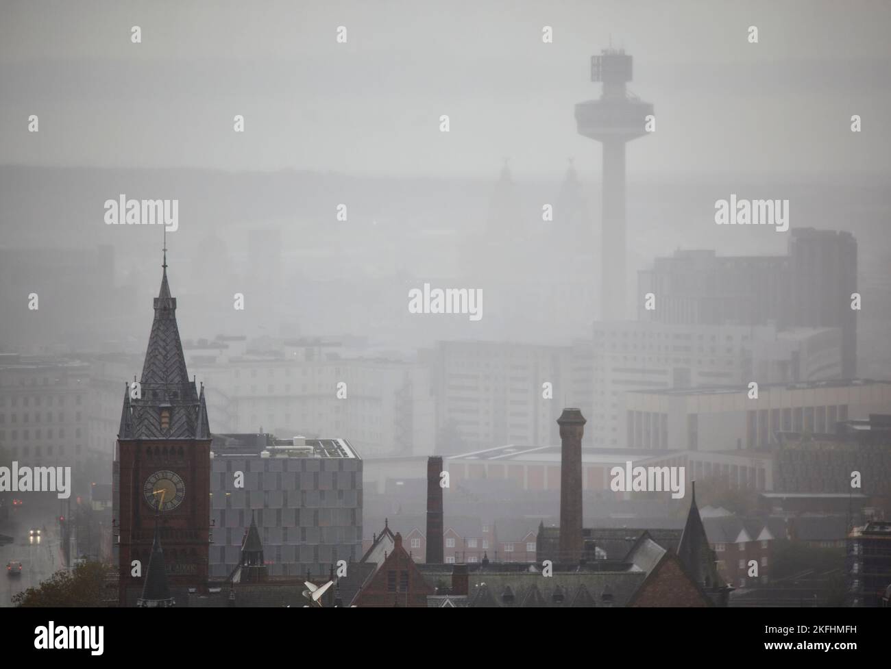 Le bâtiment du foie de Liverpool et radio City, la galerie d'observation des balises St Johns, sous la pluie et la brume Banque D'Images