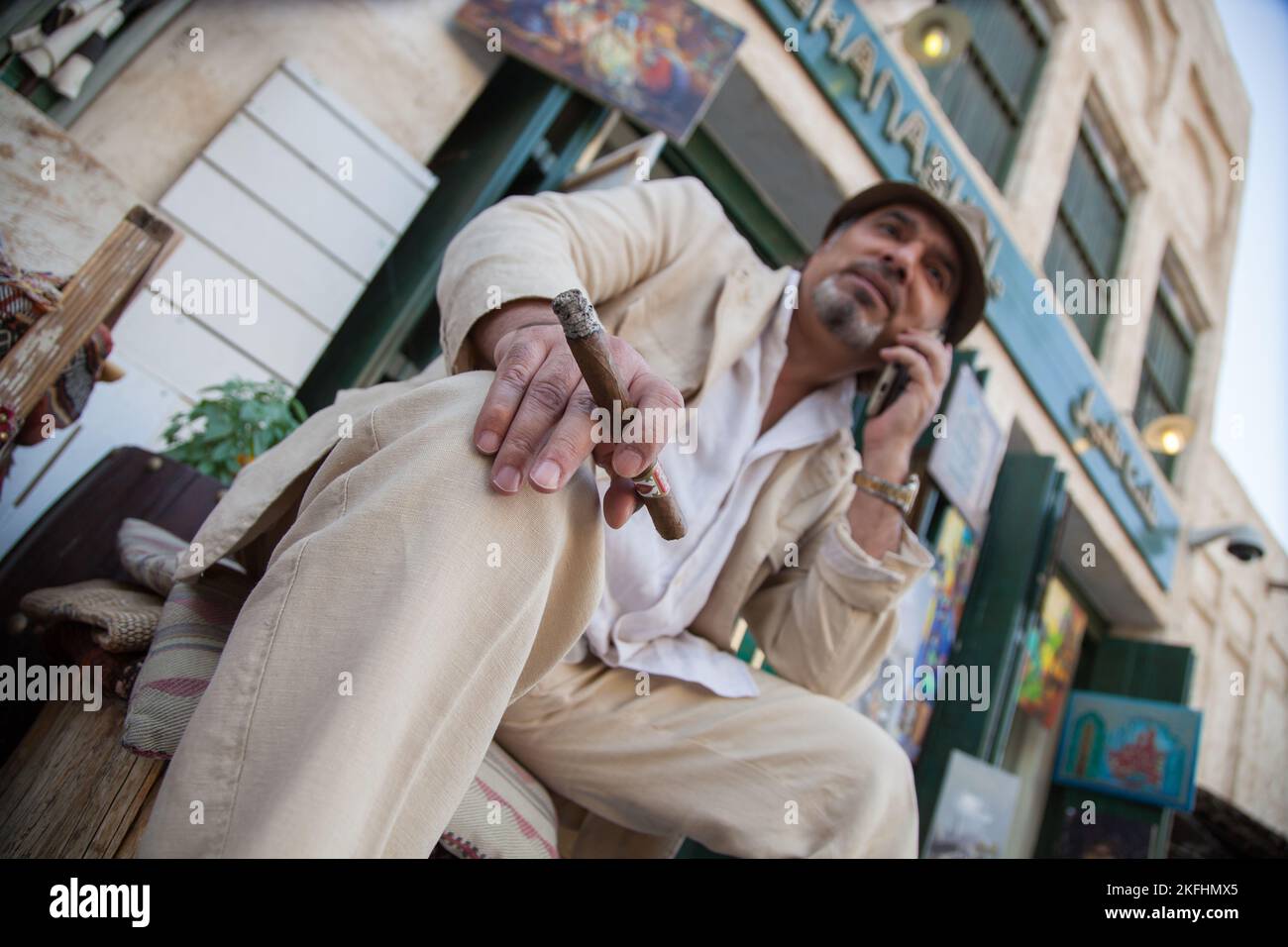 Doha, Qatar - 05 mars 2022 : artiste dans son studio dans le marché arabe traditionnel appelé souq Wakif. Banque D'Images Doha, Qatar - 05 mars 2022 : artiste dans son studio dans le marché arabe traditionnel appelé souq Wakif. Banque D'Images