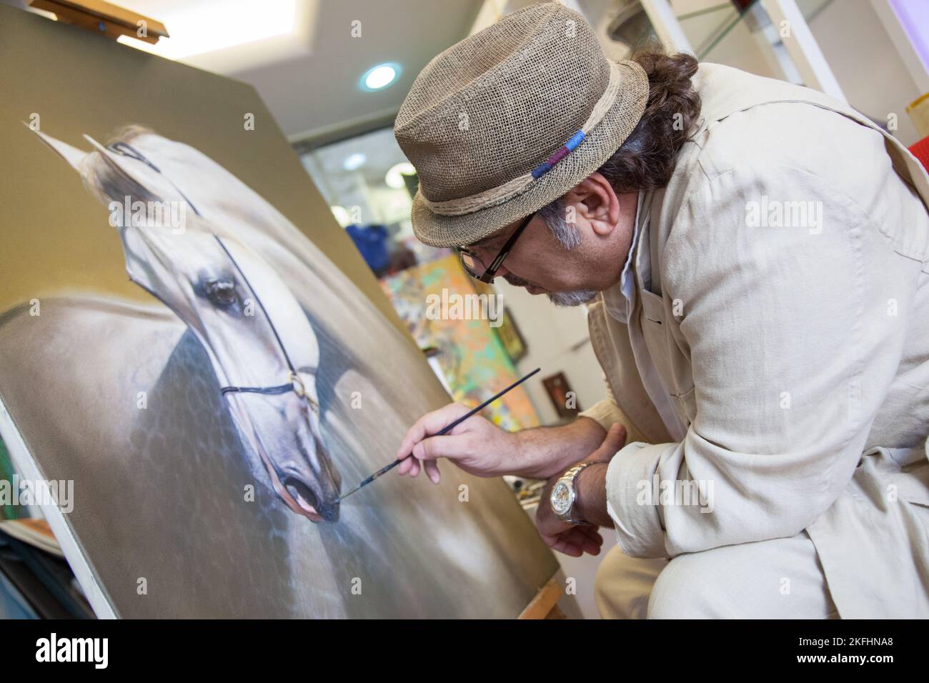 Doha, Qatar - 05 mars 2022 : artiste dans son studio dans le marché arabe traditionnel appelé souq Wakif. Banque D'Images Doha, Qatar - 05 mars 2022 : artiste dans son studio dans le marché arabe traditionnel appelé souq Wakif. Banque D'Images