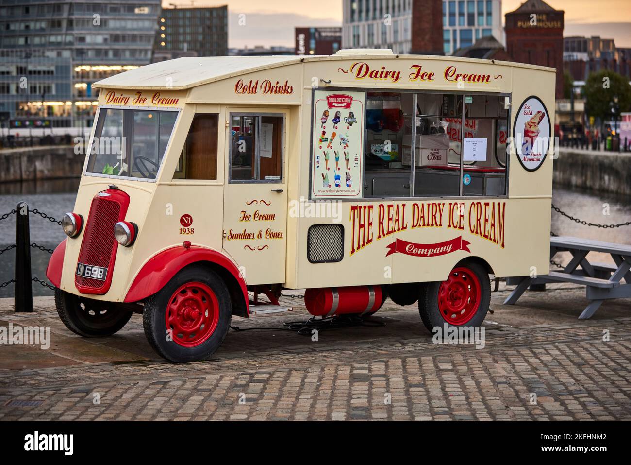 Liverpool Albert Dock Waterfront COMMER, FOURGONNETTE GLACÉE COMMER Banque D'Images