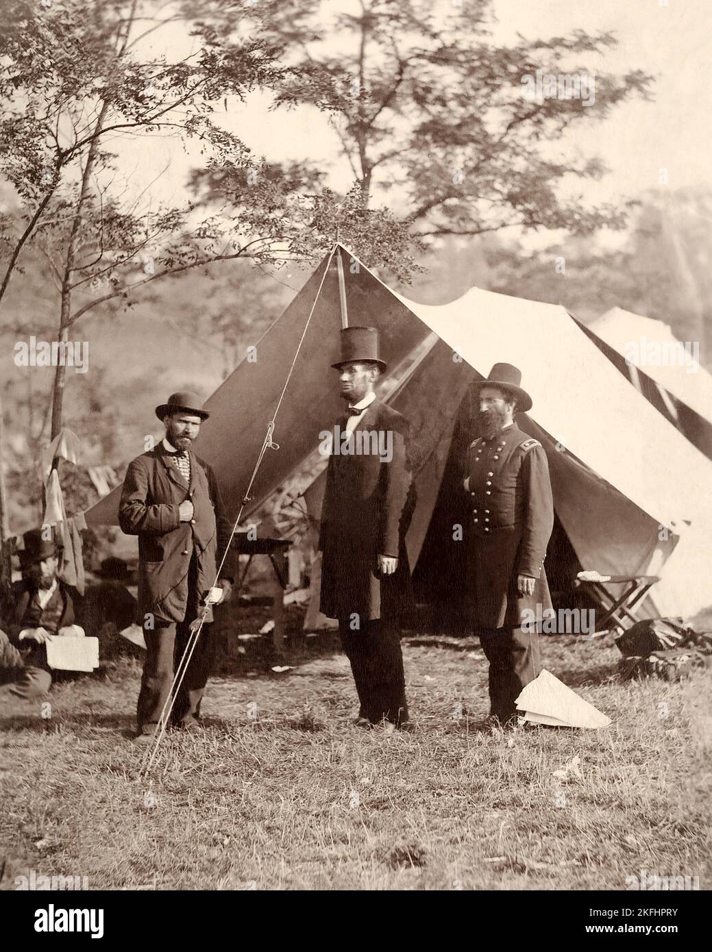 Le président Abraham Lincoln, le général de division John A. McClernand (à droite), et E. J. Allen (Allan Pinkerton, à gauche), chef du Service secret des États-Unis, au Département du Service secret, quartier général de l'Armée du Potomac, près d'Antietam, Maryland] 4 octobre 1862-4 octobre 1862 Banque D'Images