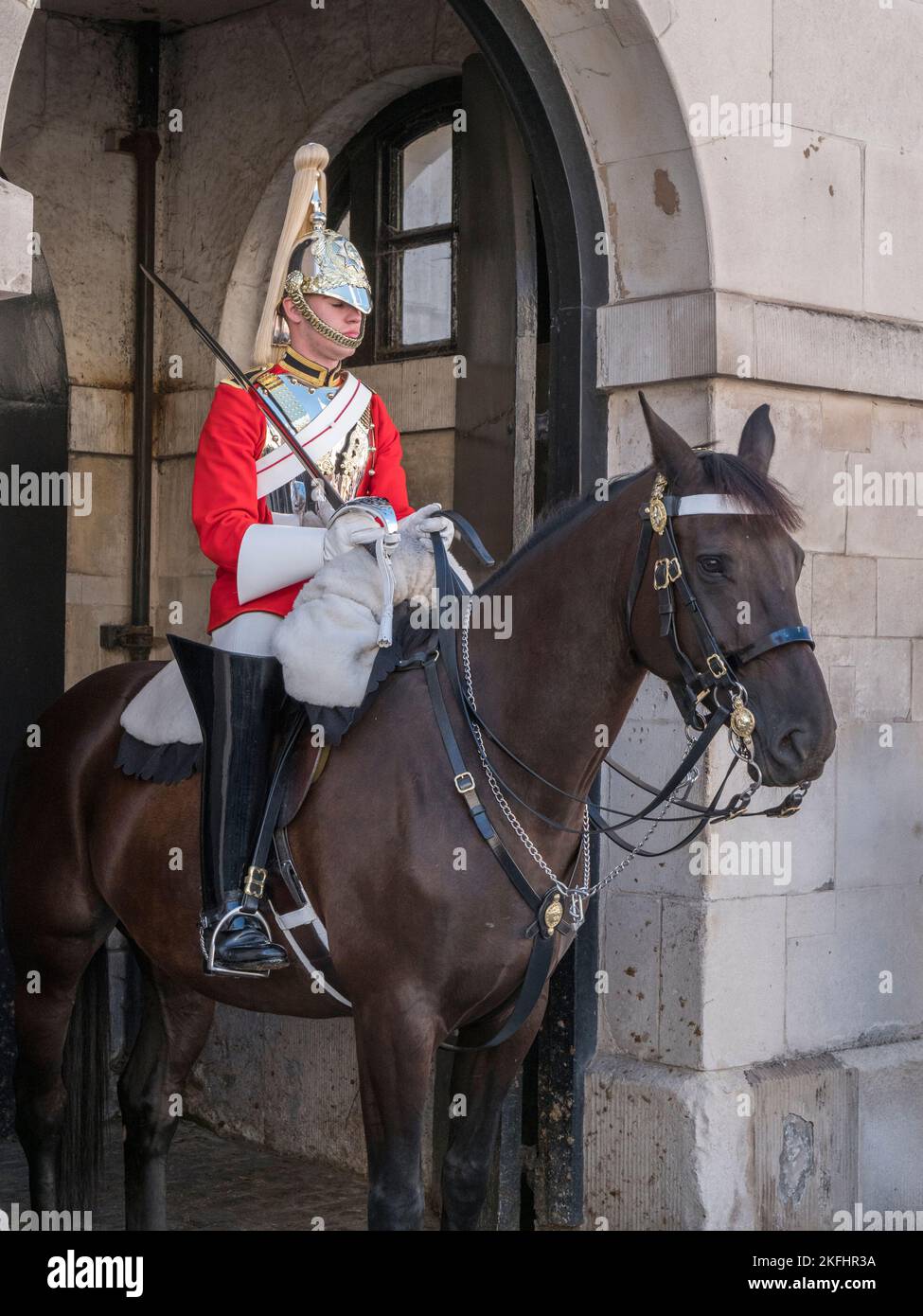 Un gardien de vie monté en service dans les casernes des gardes à cheval de Whitehall, Londres, Royaume-Uni. Banque D'Images