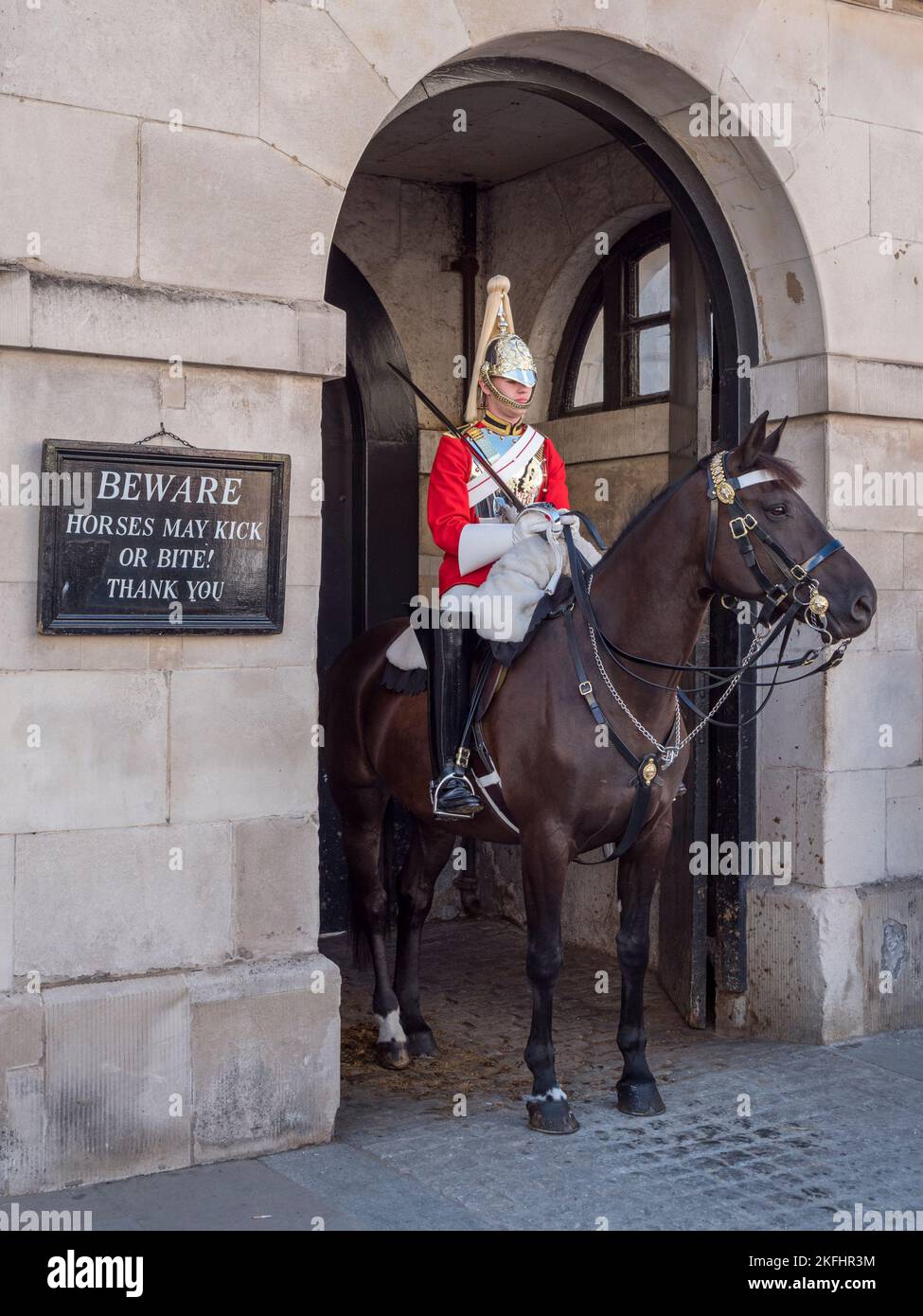 Un gardien de vie monté en service dans les casernes des gardes à cheval de Whitehall, Londres, Royaume-Uni. Banque D'Images