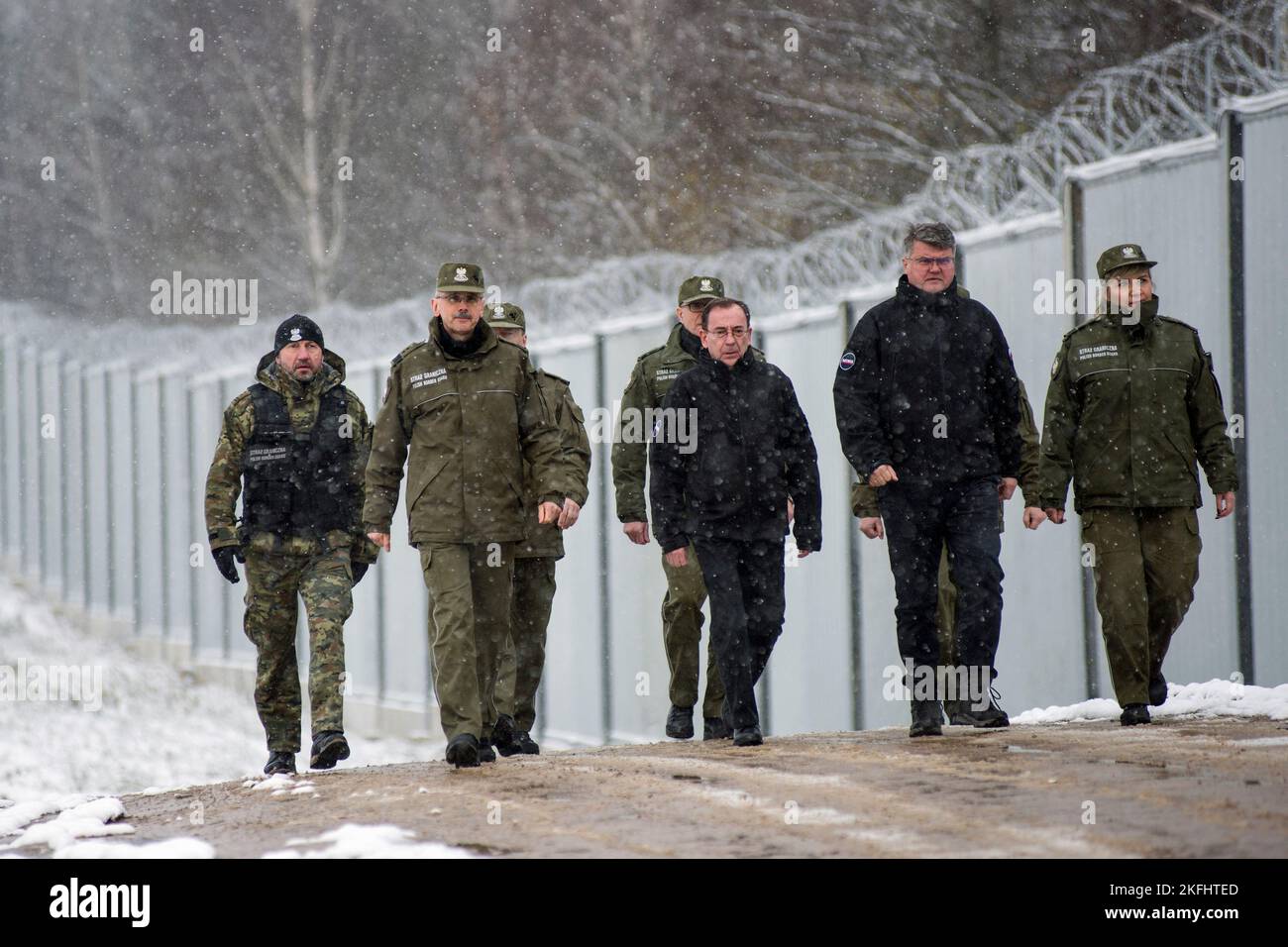 Le ministre de l'intérieur et de l'Administration, Mariusz Kaminski, et le vice-ministre de l'intérieur et de l'Administration, Maciej Wasik, visitent le mur frontalier près du village de Nomiki. Le ministre de l’intérieur de la Pologne, Mariusz Kaminski, a inspecté la phase initiale d’installation d’équipements de surveillance de haute technologie le long d’un mur métallique à la frontière avec le Bélarus, destiné à empêcher des milliers de migrants de traverser l’Union européenne. Le chef du ministère de l’intérieur et de l’administration a annoncé l’achèvement des travaux sur le Première section de la barrière électronique à la frontière avec le Bélarus. Kaminski dit aussi Banque D'Images