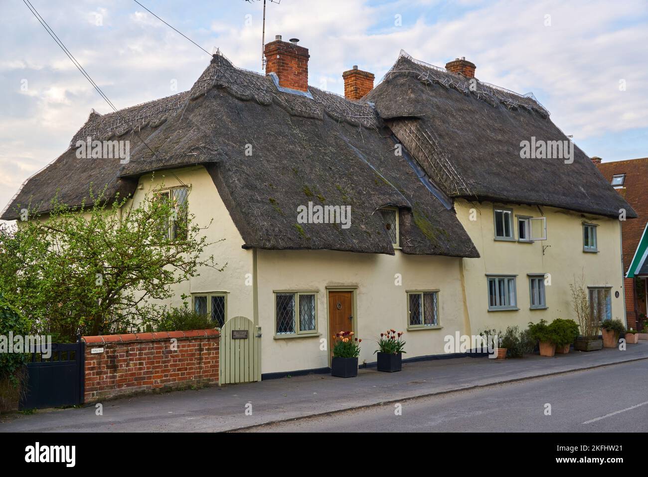 Chalet traditionnel de chaume sur la route principale à travers le tow anglais de Thaxted, Essex UK Banque D'Images