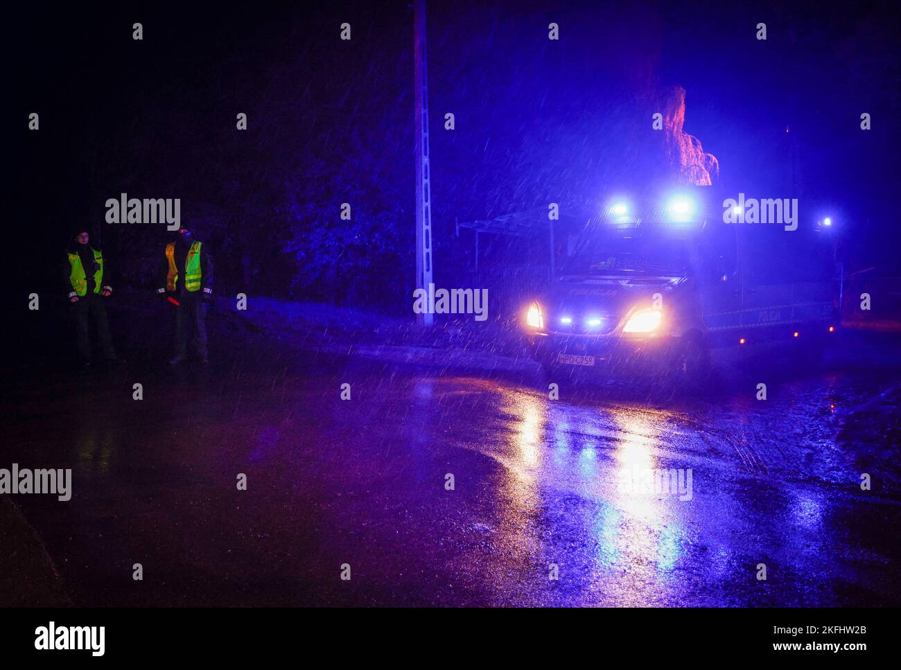 La Police Garde Une Route Vers Une Ferme O Une Attaque De Missiles A la-police-garde-une-route-vers-une-ferme-o-une-attaque-de-missiles-a
