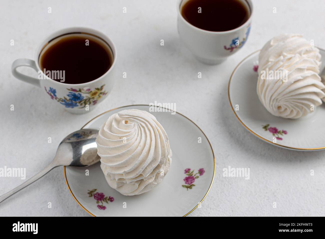 tea party avec un zephyr aéré et délicat sur fond clair. dessert maison, pâtisserie, chef pâtissier, vacances, anniversaire, confiserie, thé gourmet p Banque D'Images