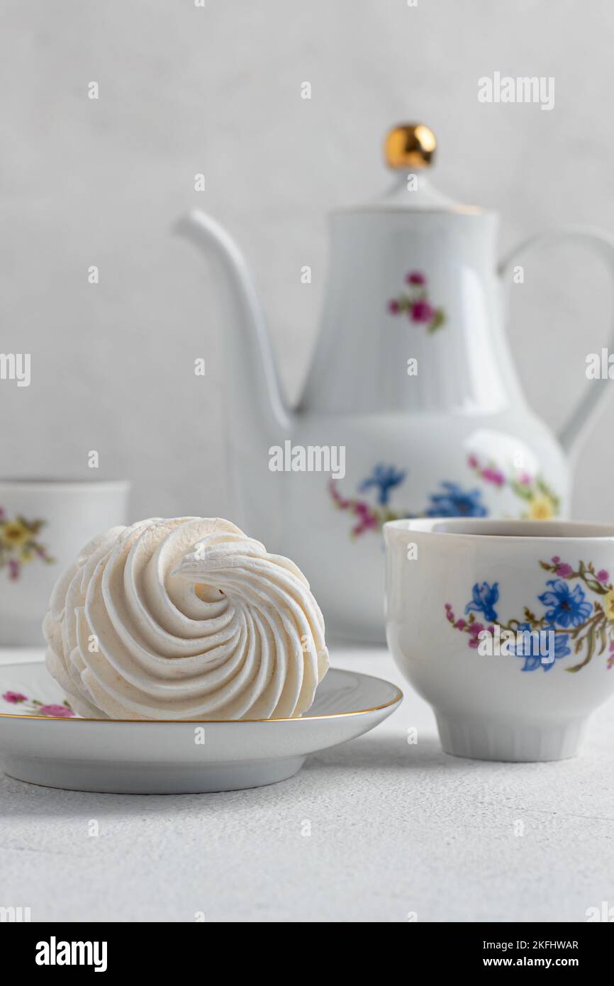 tea party avec un zephyr aéré et délicat sur fond clair. dessert maison, pâtisserie, chef pâtissier, vacances, anniversaire, confiserie, thé gourmet p Banque D'Images