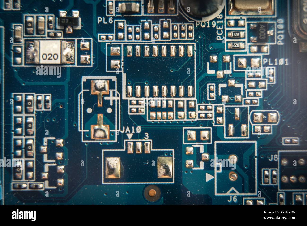 résistances sur la carte de circuit imprimé bleue. pcb Banque D'Images