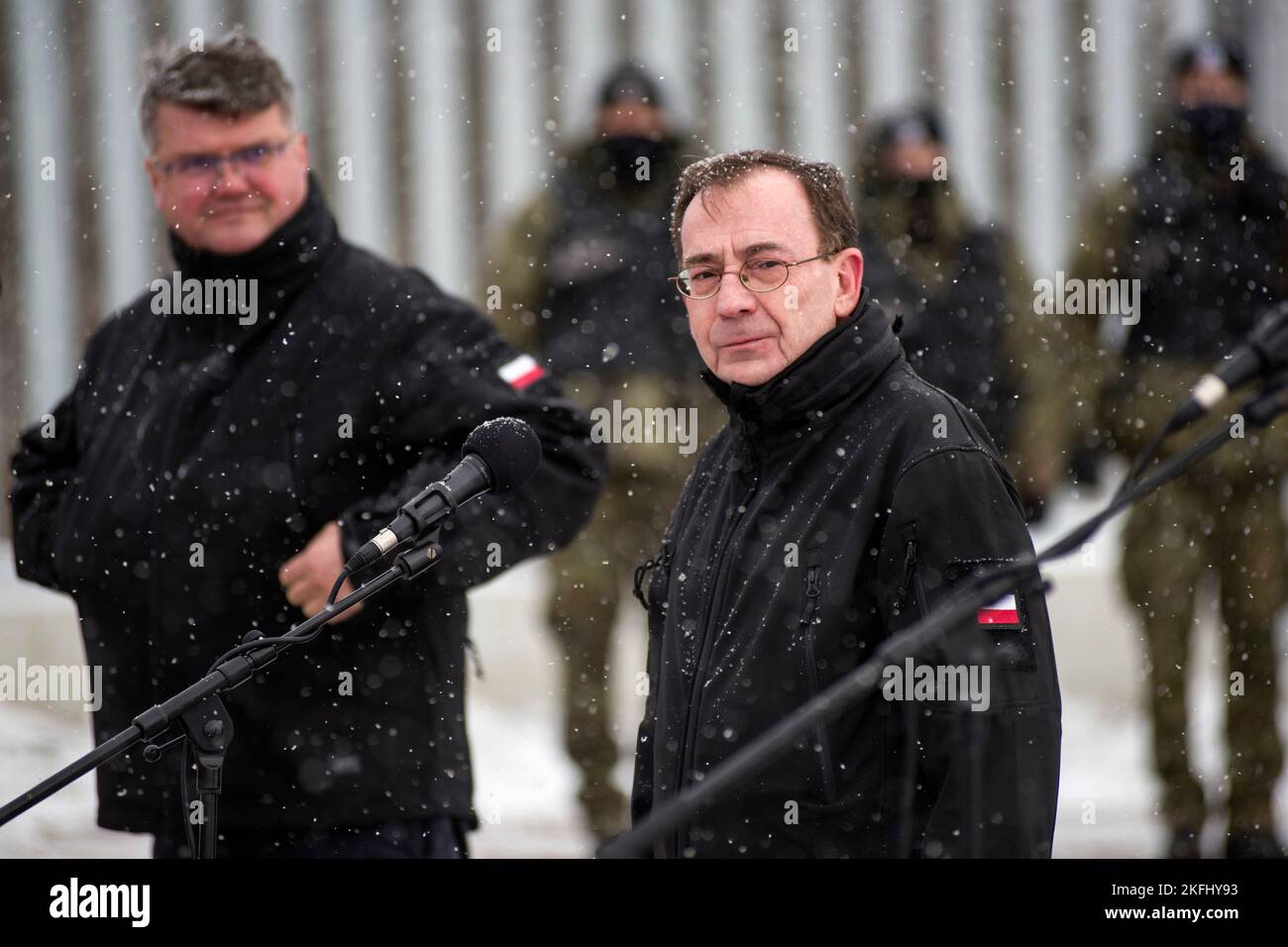 Nomiki, Podlaskie, Pologne. 18th novembre 2022. Le ministre de l'intérieur et de l'Administration Mariusz Kaminski (R) et le vice-ministre de l'intérieur et de l'Administration Maciej Wasik (L) sont vus lors d'une conférence de presse au mur frontalier près du village de Nomiki. Le ministre de l'intérieur de la Pologne, Mariusz Kaminski, a inspecté la phase initiale d'installation d'équipements de surveillance de haute technologie le long d'un mur métallique à la frontière avec le Bélarus, visant à empêcher des milliers de migrants de traverser l'Union européenne.le chef du ministère de l'intérieur et de l'administration a annoncé l'achèvement des travaux sur le Banque D'Images