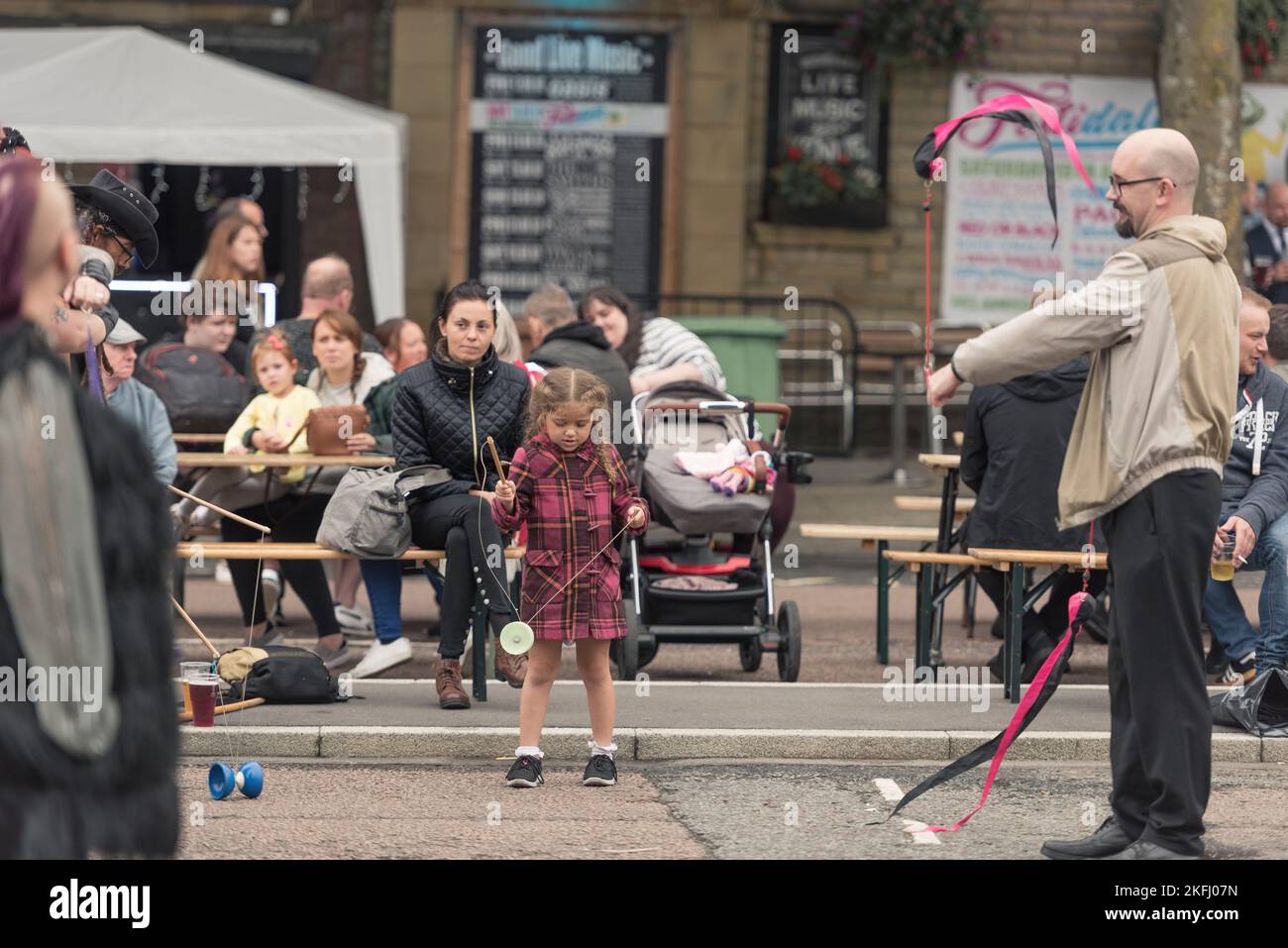 Prise au Festival Rosdale Feelgood à Rochdale Greater Manchester le 18 août 2018. Artistes de rue qui se produisent à la foule. Jeunes filles Banque D'Images