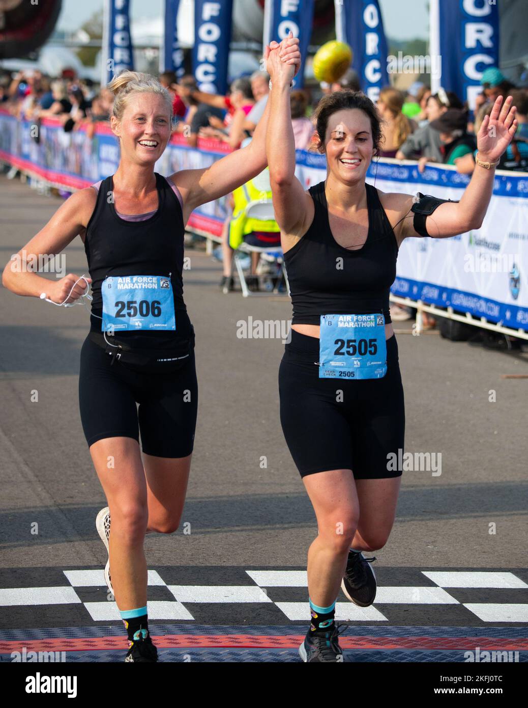 Sarah Grabski (à gauche) et Emily Stork célèbrent leur fin du semi-marathon 2022 de la Force aérienne. Les femmes ont participé à des milliers de coureurs qui ont participé aux épreuves annuelles du Marathon de la Force aérienne de 26th le 16-17 septembre à la base aérienne Wright-Patterson. Banque D'Images