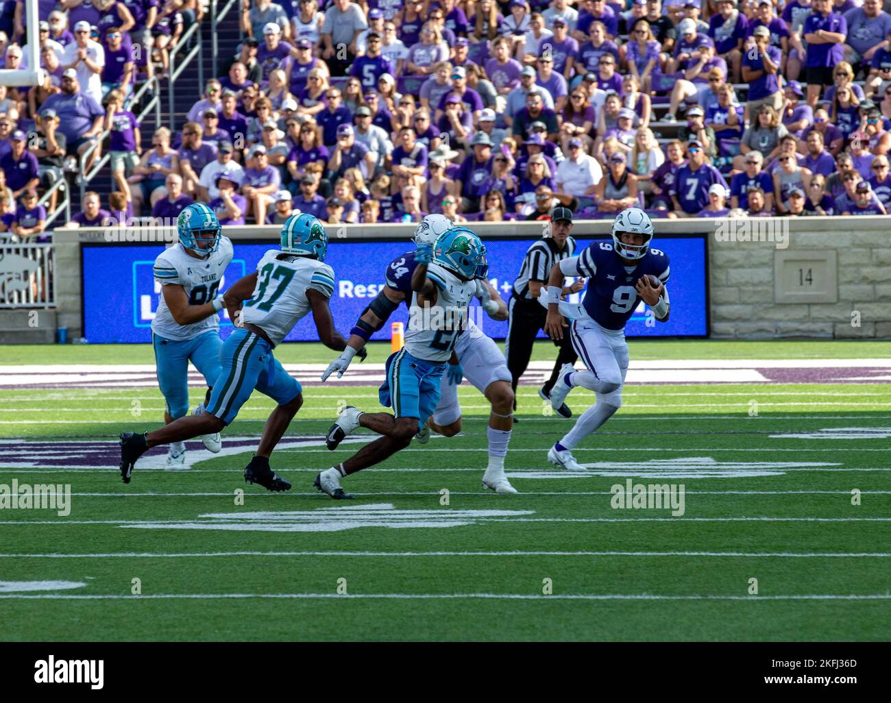 Adrian Martinez, le quartier de football de l'université d'État du Kansas, se démène sur la touche lors d'une partie contre la vague verte de Tulane au stade de la famille Bill Snyder à Manhattan, Kansas, 17 septembre 2022. L'Université d'État du Kansas a accueilli la journée annuelle de fort Riley en soutien à la division d'infanterie 1st. Banque D'Images