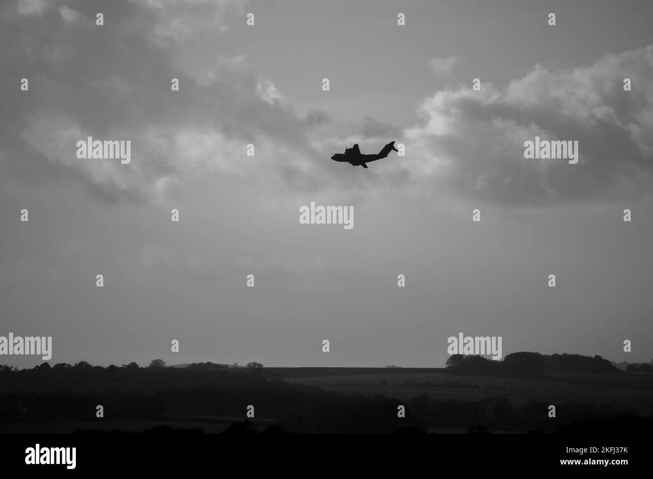 Un avion militaire Atlas A400M de la Force aérienne royale sur un parachute coul en fin d'après-midi qui coud le ciel du soleil Banque D'Images