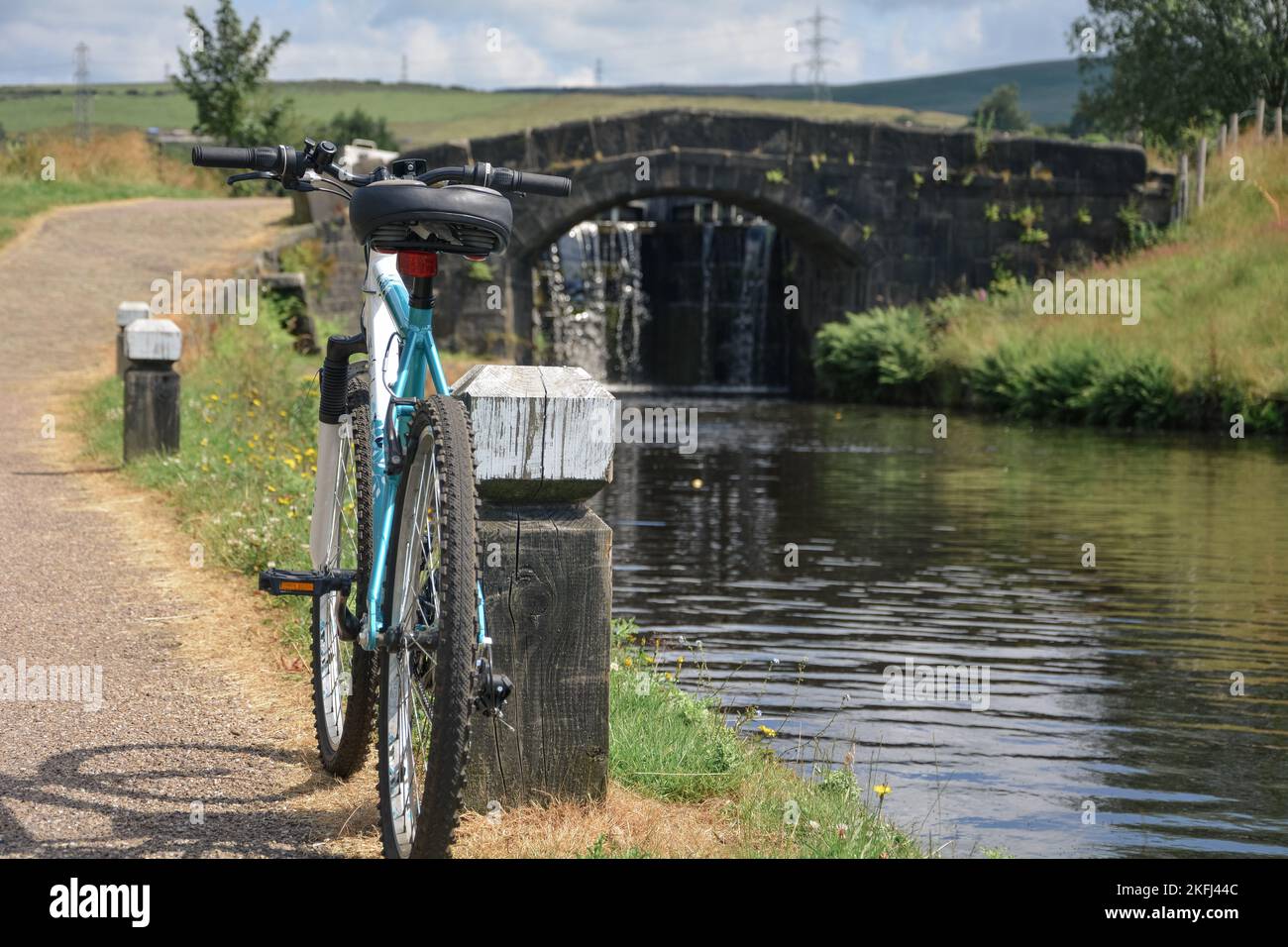 Pédalier cycle stationné sur le chemin de remorquage du canal avec une serrure en arrière-plan. Cyclisme et maintien de la forme. Banque D'Images