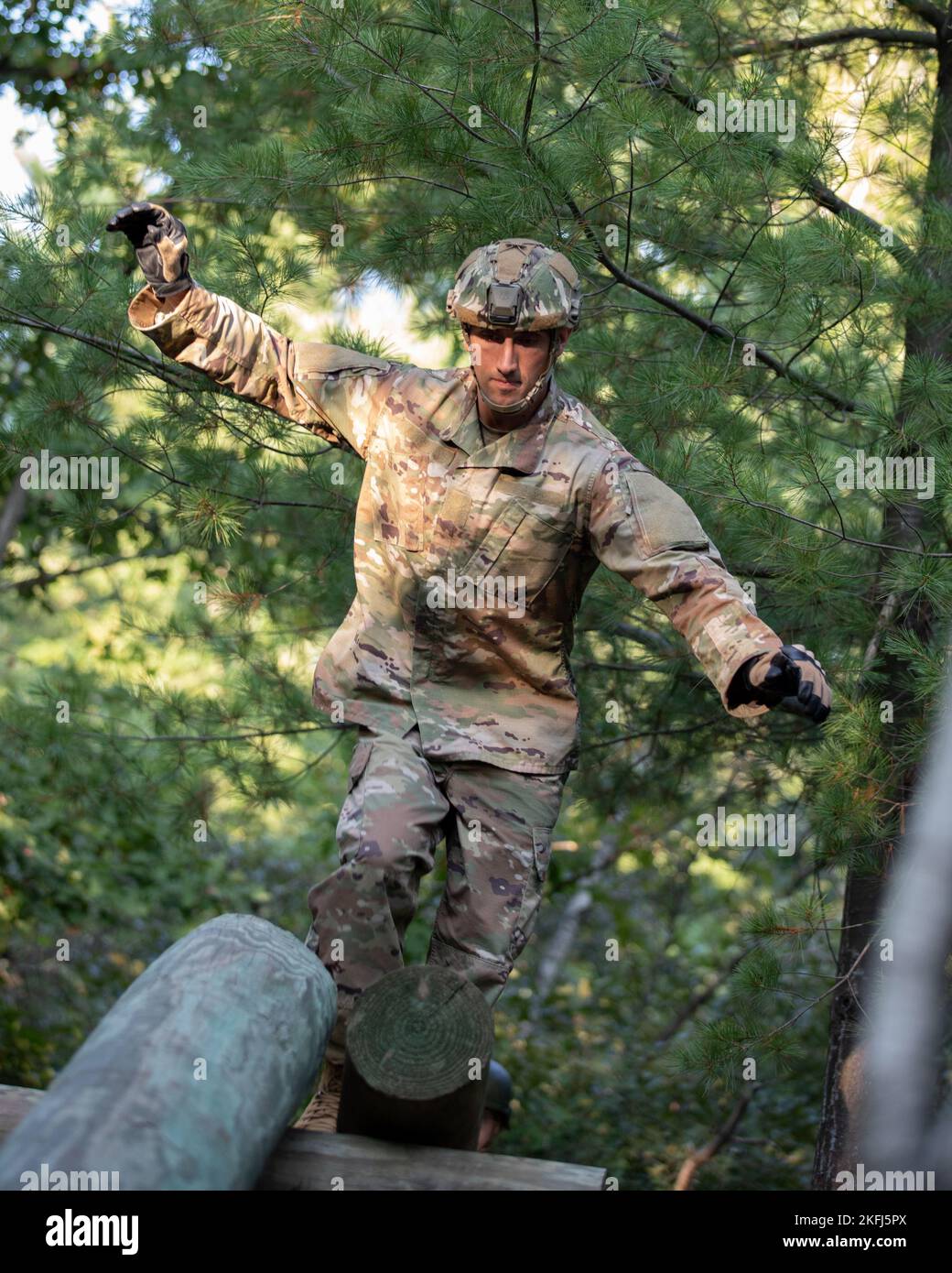 Sergent d'état-major Jacob Kelly, membre du 157th escadron des forces de sécurité, participe à la composante du cours d'obstacles de l'évaluation des Rangers de la Garde nationale de l'Armée du New Hampshire au Centre d'entraînement de la Croix-Édouard à Pembroke, New Hampshire le 17 septembre 2022. Kelly était l'un des trois aviateurs qui ont participé aux côtés des soldats du NHARNG et a été sélectionné pour participer au cours d'évaluation de l'entraînement des Rangers à fort Benning, en Géorgie, après avoir terminé dans les trois principaux concurrents de l'évaluation des Rangers du NHARNG. Banque D'Images