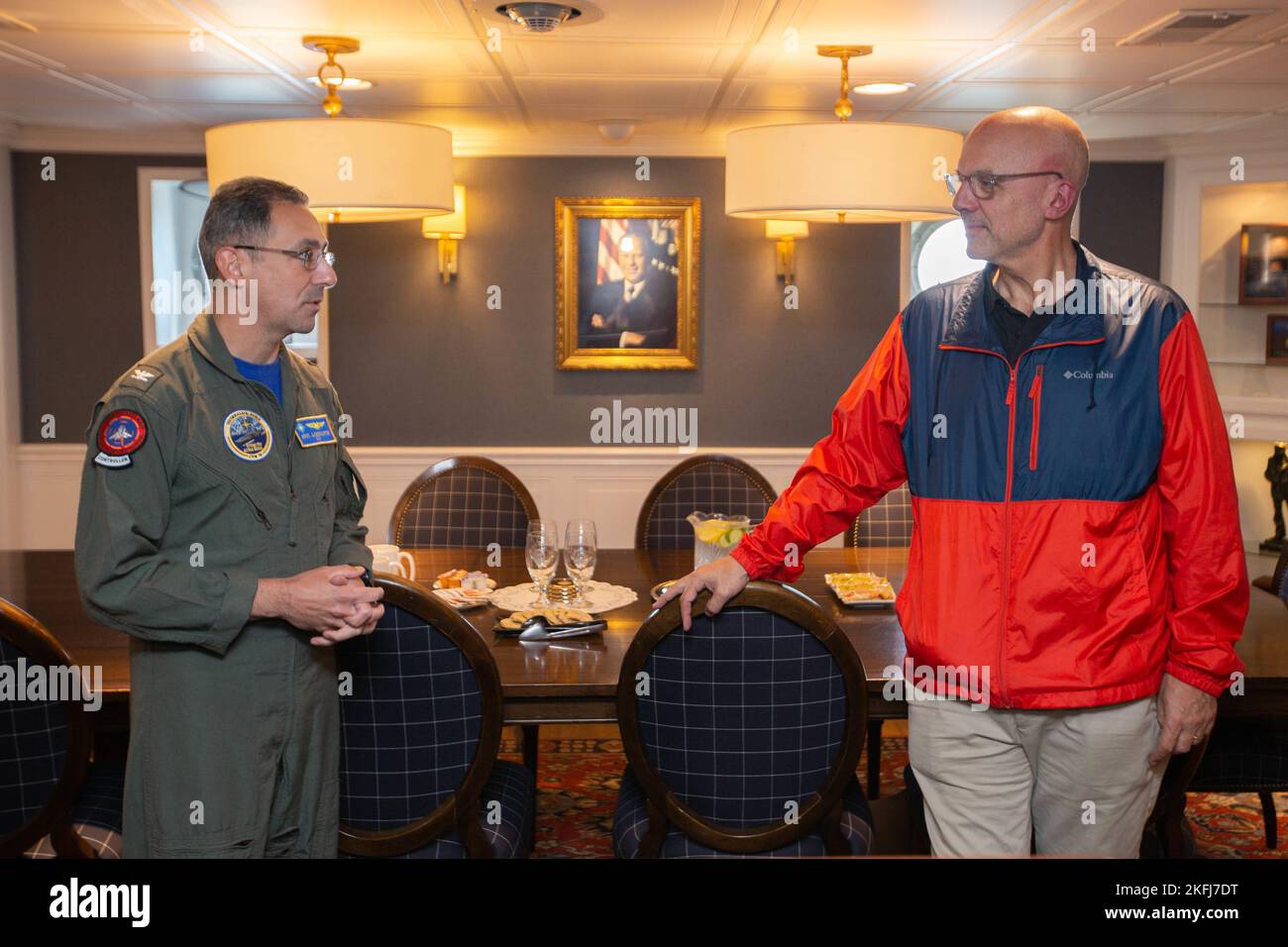 Le capitaine Paul Lanzilotta, à gauche, commandant de l'USS Gerald R. Ford (CVN 78), parle avec le représentant Ted Deutch, délégué du Congrès du district de 22nd en Floride, des opérations des navires dans la cabine de l'officier lors d'une visite du navire, le 18 septembre 2022. Ford est en cours dans l'océan Atlantique en menant des qualifications de transporteur et des travaux pour un déploiement prévu cet automne. Banque D'Images