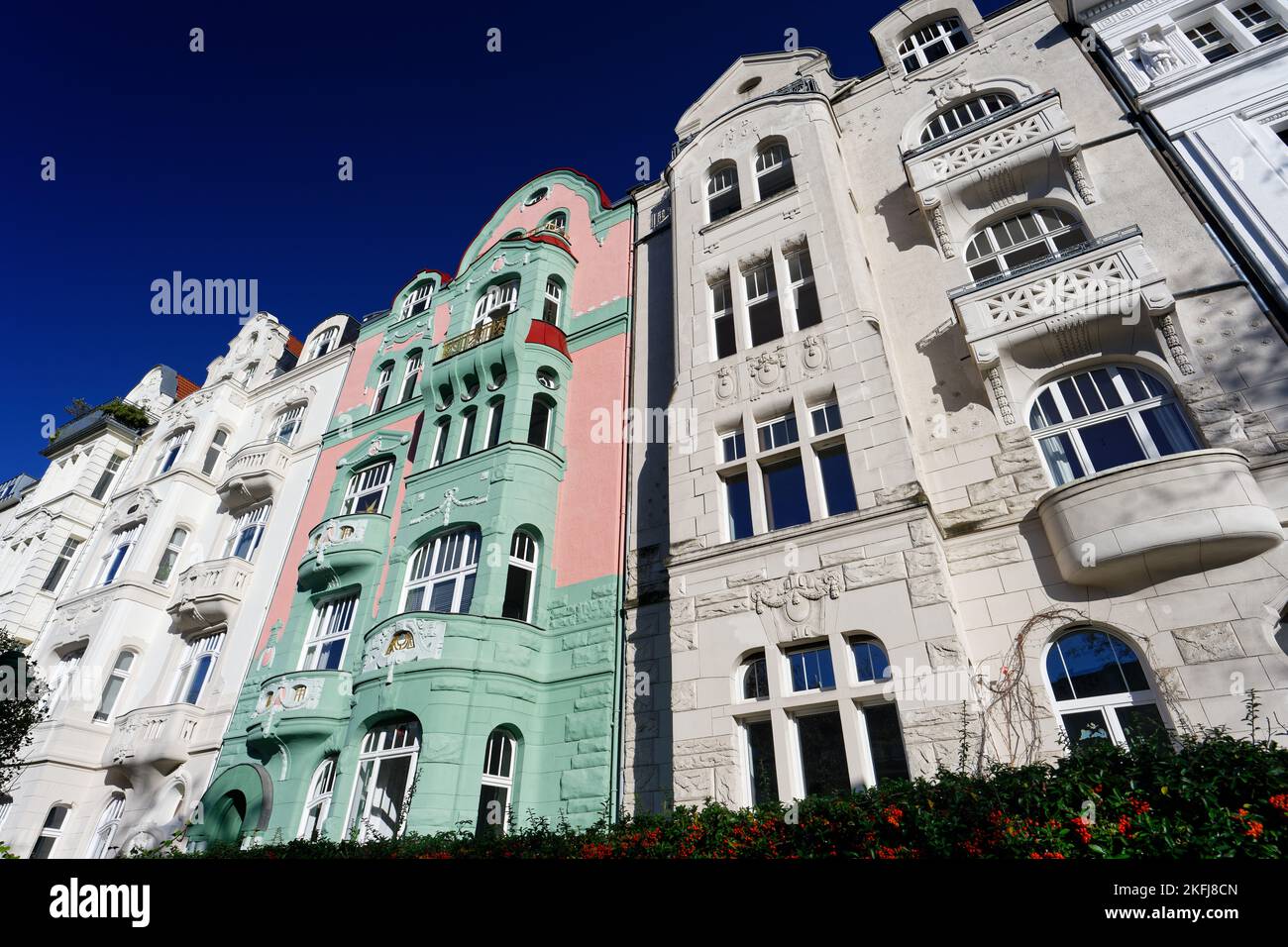 maisons aux tons pastel très ornées dans le quartier de la suedstadt à cologne Banque D'Images