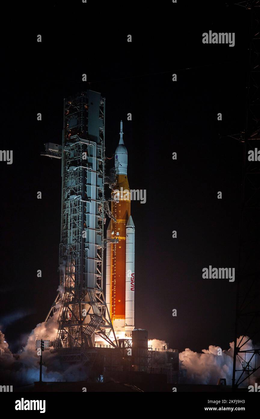 Kennedy Space Center, États-Unis d'Amérique. 16 novembre 2022. La fusée Artemis I de la NASA avec l'engin spatial Orion allume les fusées massives alors qu'elle commence à exploser à partir de la zone de lancement 39B au Centre spatial Kennedy, à 16 novembre 2022, à Cape Canaveral, en Floride. Après plusieurs tentatives infructueuses, l'essai en vol sans équipage s'est levé lors du premier essai de la mission d'exploration en profondeur. Crédit : Kevin Davis et Chris Coleman/NASA/Alay Live News Banque D'Images