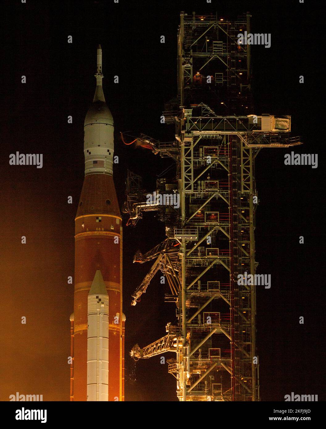 Kennedy Space Center, États-Unis d'Amérique. 16 novembre 2022. La fusée Artemis I Space Launch System de la NASA avec l'engin spatial Orion se lance à l'extérieur de l'aire de lancement 39B au Centre spatial Kennedy, à 16 novembre 2022, à Cape Canaveral, en Floride. Après plusieurs tentatives infructueuses, l'essai en vol sans équipage s'est levé lors du premier essai de la mission d'exploration en profondeur. Credit: Joel Kowsky/NASA/Alamy Live News Banque D'Images