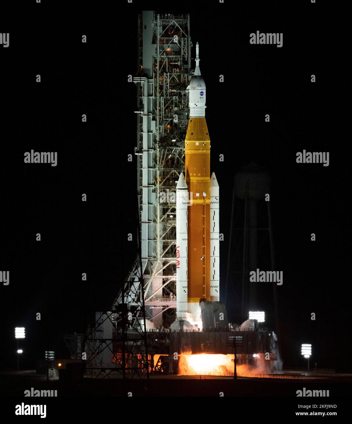 Kennedy Space Center, États-Unis d'Amérique. 16 novembre 2022. La fusée Artemis I Space Launch System de la NASA, avec le vaisseau spatial Orion, allume les énormes fusées d'appoint solides alors qu'elles commencent à exploser à partir de la zone de lancement 39B au Centre spatial Kennedy, à 16 novembre 2022, à Cape Canaveral, en Floride. Après plusieurs tentatives infructueuses, l'essai en vol sans équipage s'est levé lors du premier essai de la mission d'exploration en profondeur. Credit: Joel Kowsky/NASA/Alamy Live News Banque D'Images