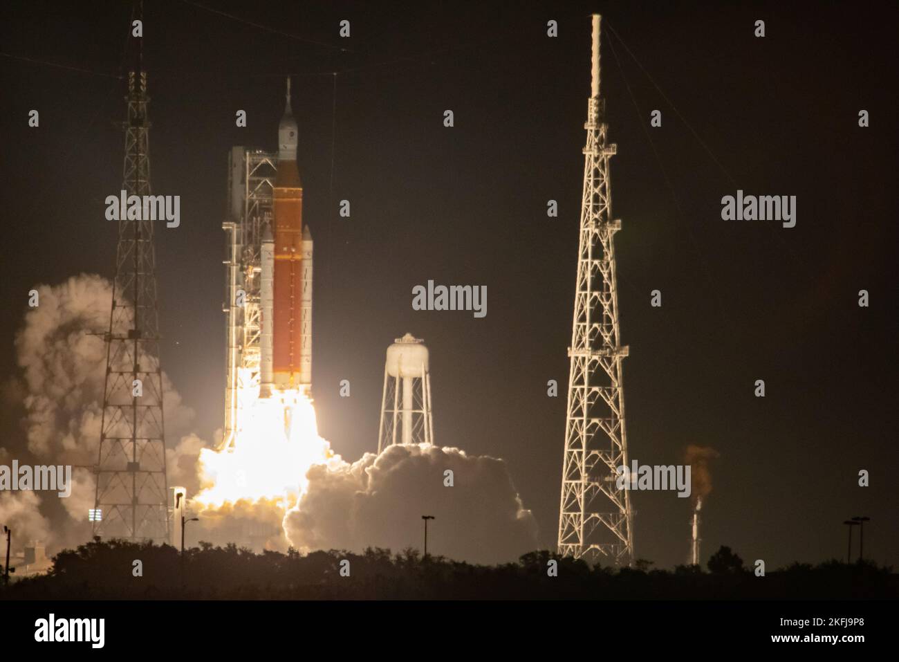 Kennedy Space Center, États-Unis d'Amérique. 16 novembre 2022. Le système de lancement spatial Artemis I de la NASA transportant l'engin spatial Orion est lancé depuis le bloc de lancement 39B au Centre spatial Kennedy, à 16 novembre 2022, à Cape Canaveral, en Floride. Après plusieurs tentatives infructueuses, l'essai en vol sans équipage s'est levé lors du premier essai de la mission d'exploration en profondeur. Credit: Isaac Watson/NASA/Alamy Live News Banque D'Images