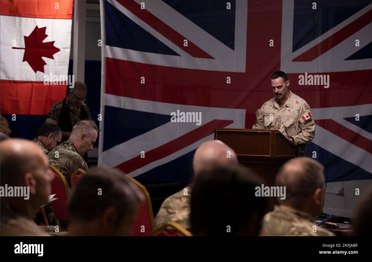 Le lieutenant-colonel MacAdams des Forces armées canadiennes prend la parole lors d'un service commémorant la vie de la reine Elizabeth II, qui s'est tenu à la base opérationnelle avancée Union III à Bagdad, en Irak, le 19 septembre 2022. Les membres de la coalition de la Grande-Bretagne, du Canada, de l'Australie et de la Nouvelle-Zélande ont honoré la reine Elizabeth II après sa mort le 8 septembre 2022, après avoir servi comme souveraine britannique et chef du Commonwealth pendant plus de 70 ans. Banque D'Images