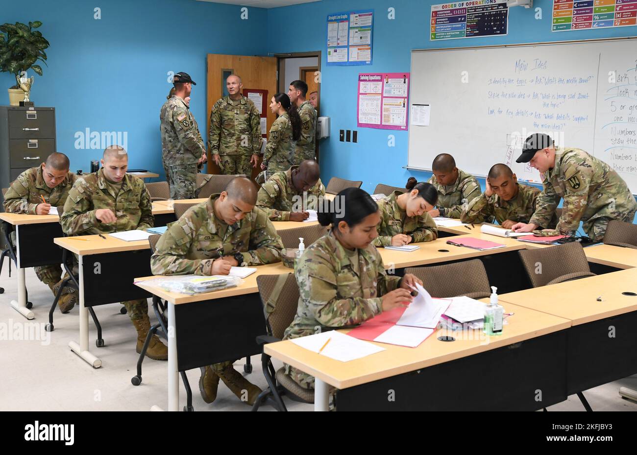 Le général Randy George, 38th Vice-chef d'état-major de l'Armée, a visité le fort Jackson le 19 septembre pour avoir un aperçu du cours préparatoire du futur soldat. Le cours aide les civils intéressés à se joindre à l’Armée de terre à obtenir la note d’essai de la batterie d’aptitude et la préparation physique nécessaires pour satisfaire aux exigences d’admissibilité. Tout en visitant le cœur du programme, situé au sein du 1st Bataillon, 61st Infantry Regiment, George a demandé aux stagiaires présents au programme comment ils estiment que le programme les aide à atteindre leur but ultime d'enrôlement ainsi que toutes les suggestions qu'ils ont pu avoir Banque D'Images