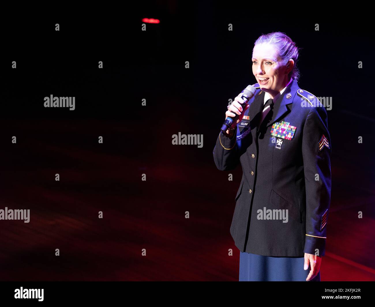 Sergent de l'armée américaine Vicki Golding, 257th bande de l'Armée de terre, Garde nationale du District de Columbia, chante l'hymne national au Gala des prix du Partenariat pour la fonction publique, 20th septembre 2022, Au Kennedy Center for the Performing Arts de D.C. l’événement de grande envergure a été organisé par des présentateurs tels que le second gentleman Douglas Emhoff et a mis en évidence des individus sélectionnés pour les honneurs par le Partenariat, dont la vision déclarée est « (A) un gouvernement fédéral dynamique et innovant qui sert efficacement notre nation diversifiée ». Golding a joué l'hymne à de nombreux événements de D.C. Banque D'Images