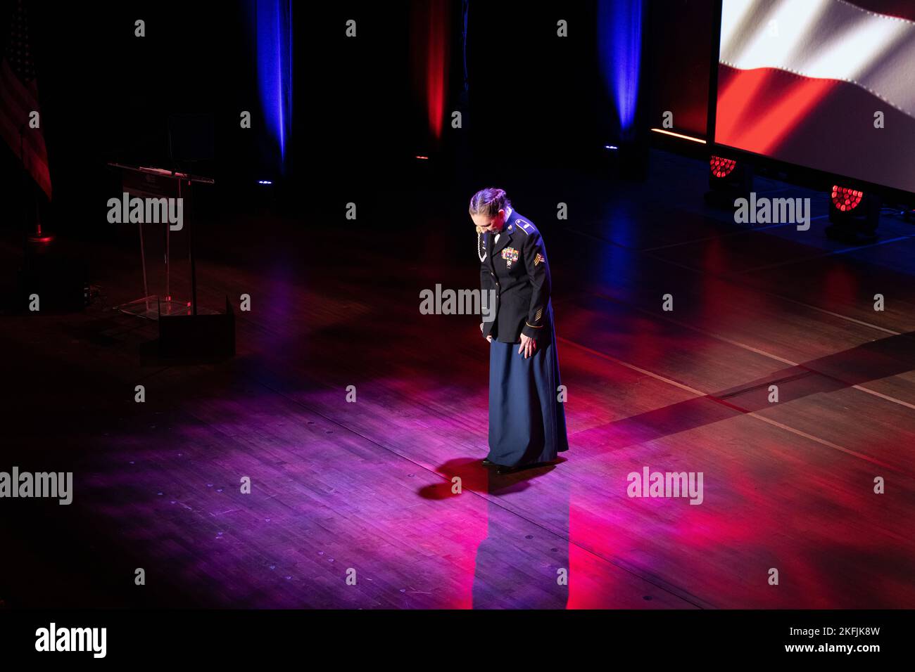 Sergent de l'armée américaine Vicki Golding, 257th bande de l'Armée de terre, Garde nationale du District de Columbia, chante l'hymne national au Gala des prix du Partenariat pour la fonction publique, 20th septembre 2022, Au Kennedy Center for the Performing Arts de D.C. l’événement de grande envergure a été organisé par des présentateurs tels que le second gentleman Douglas Emhoff et a mis en évidence des individus sélectionnés pour les honneurs par le Partenariat, dont la vision déclarée est « (A) un gouvernement fédéral dynamique et innovant qui sert efficacement notre nation diversifiée ». Golding a joué l'hymne à de nombreux événements de D.C. Banque D'Images