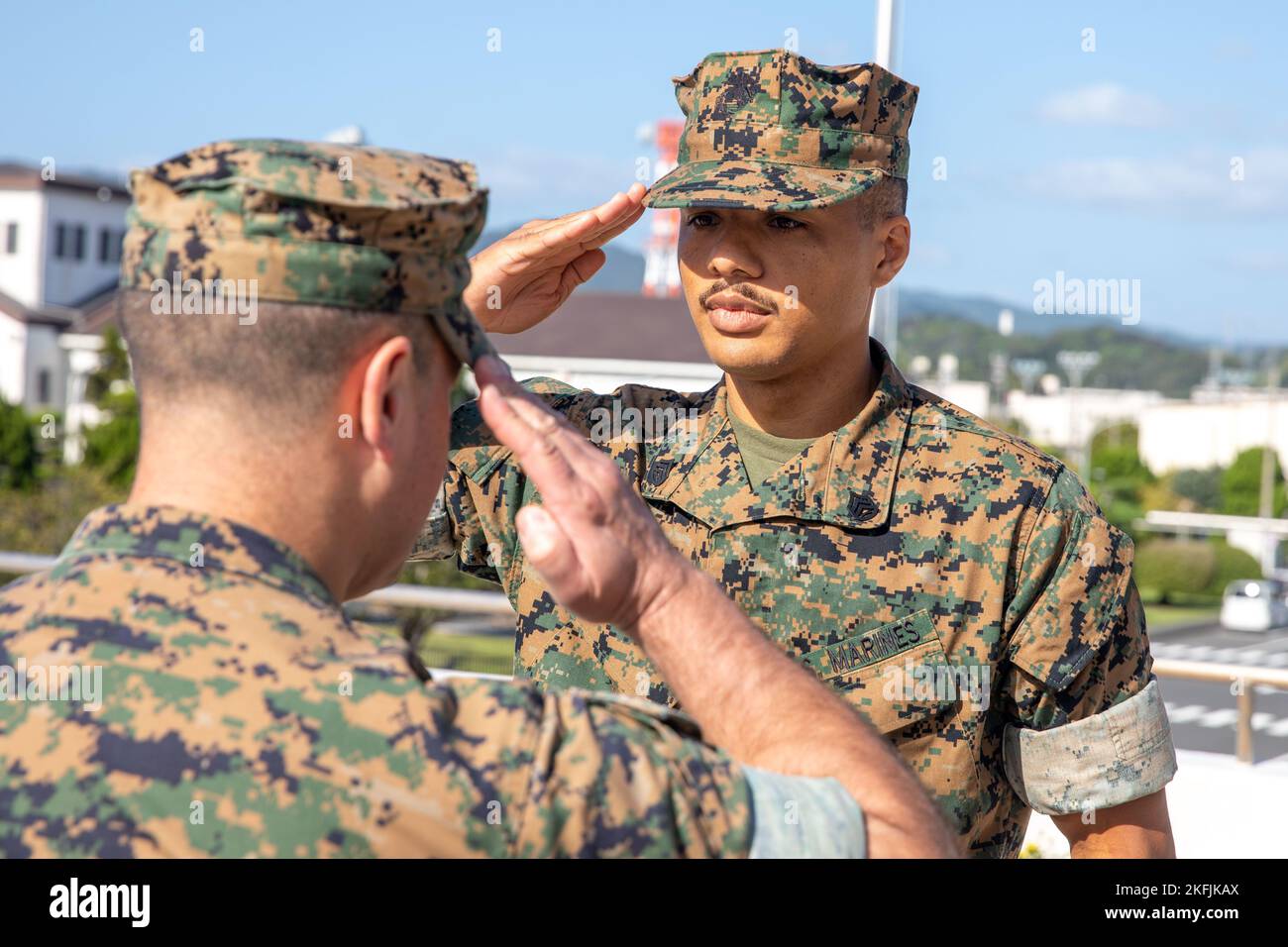 Sergent d'état-major des Marines des États-Unis Tawee Dawson, un enquêteur criminel du quartier général et de l'escadron du quartier général, salue le colonel Richard M. Rusnok, commandant de la station aérienne du corps maritime Iwakuni, au MCAS Iwakuni (Japon), le 20 septembre 2022. Dawson a mené un effort bénévole pour construire des rampes dans la rivière près du mont. Région de Daisen afin que les salamandres japonaises géantes puissent atteindre leurs aires de reproduction. Cet effort va plus loin que d'aider une espèce en voie de disparition en montrant également à la communauté japonaise la volonté des membres de service du MCAS Iwakuni d'améliorer notre pays hôte. Banque D'Images