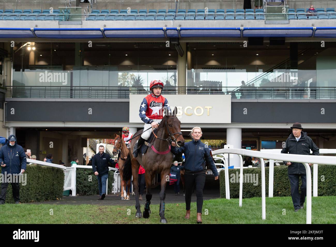 Ascot, Berkshire, Royaume-Uni. 18th novembre 2022. Le cheval de course de Jockey Charlie Deutsch, Espoir de Guye, se dirige vers l'hippodrome du Royal Ascot Racing Club handicap Steeple Chase, à l'hippodrome d'Ascot. Crédit : Maureen McLean/Alay Live News Banque D'Images