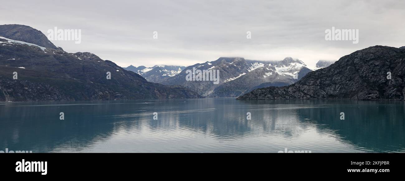 Alaska Glacier Bay océan de montagne. Destination protégée de la science du tourisme. Changements au changement climatique et au réchauffement de la planète. Zone sensible à l'environnement. Banque D'Images
