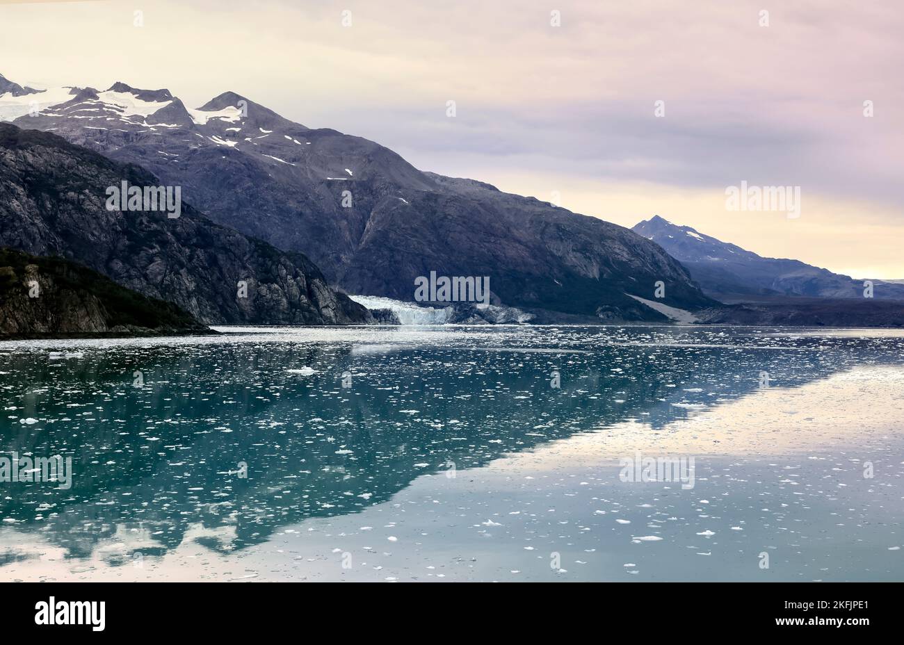 Glacier Bay Margerie icebergs. Le parc national et réserve de Glacier Bay est un parc national américain. Alaska près du Canada. Environnement protégé. Banque D'Images
