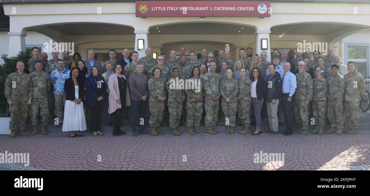 Cette semaine, l'équipe d'affaires publiques d'Iron Eagles a participé au symposium annuel d'affaires publiques à Wiesbaden, en Allemagne. Pour « Une année de leçons apprises », ils ont entendu des conférenciers principaux tels que l'ancien commandant de l'USAREUR Lgén (Ret.) Ben Hodges, lieutenant général Andrew Rohling, « DCG for USAREUR-AF », et major général John Rafferty, « Chef d’armée des affaires publiques ». Tout au long du symposium, les équipes ont abordé de nombreux sujets, allant de la Russie/Ukraine à la stratégie de communication de 2023. De grandes choses sont en magasin pour l'avenir des communications de l'Armée de terre Banque D'Images