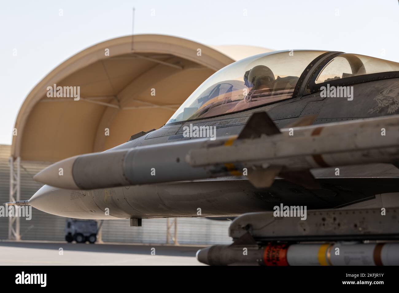 Le colonel Shaun Bellamy de la Force aérienne américaine, directeur de l'aile expéditionnaire aérienne 378th A/2,3,5, effectue des vérifications de systèmes avant vol dans un avion Faucon de combat F-16, avant le lancement à partir de la base aérienne de Prince Sultan, Royaume d'Arabie saoudite, le 14 novembre 2022. Ces F-16s actuellement affectés à l'escadron de combat expéditionnaire 77th jouent un rôle clé dans le soutien de la mission de l'AEW de 378th consistant à soutenir et à défendre les forces conjointes et partenaires en projetant la puissance aérienne de combat à l'appui des plans et des opérations du théâtre. (É.-U. Photo de la Force aérienne par le sergent d'état-major. Shannon Bowman) Banque D'Images