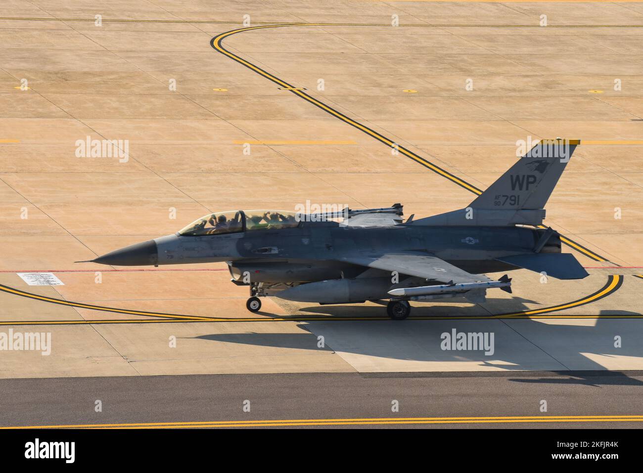 Une paire de pilotes donnent le geste ‘Crush ‘em’ à l’intérieur d’un faucon F-16 affecté au 80th Fighter Squadron en taxi sur la ligne aérienne de la base aérienne de Kunsan, République de Corée, le 18 novembre 2022. La flotte de chasseurs de Kunsan joue un rôle dans le maintien de la liberté et de l'ouverture du théâtre Indo-Pacific en occupant un poste multirôle utilisant air-sol et air-air. (É.-U. Photo de la Force aérienne par Tech. Sgt. Timothy Dischinat) Banque D'Images