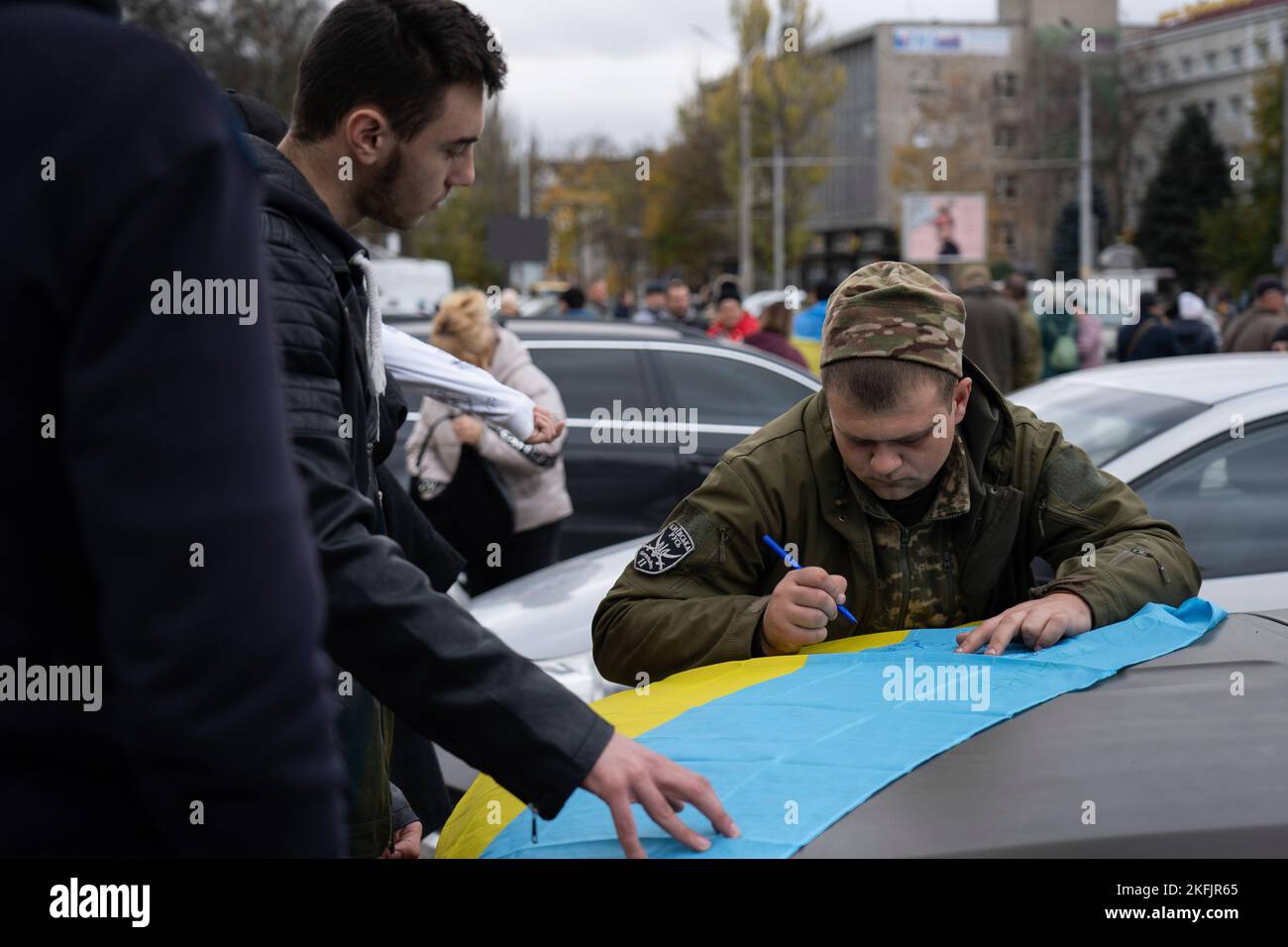 Kherson, Ukraine. 16th novembre 2022. Un soldat est vu signer le drapeau donné par un résident de Kherson. Les habitants de Kherson sont encore très heureux de la libération de la ville, mettant fin à plus de 8 mois d'occupation. Cependant, la capitale régionale du sud n'a toujours pas d'électricité, d'eau et un minimum de signal et d'approvisionnement alimentaire. Crédit : SOPA Images Limited/Alamy Live News Banque D'Images